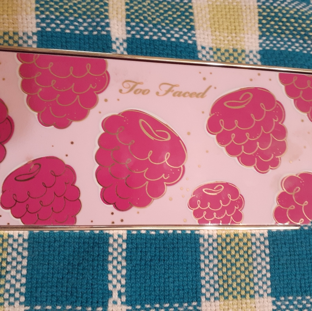 Too faced razzle dazzle berry pallete